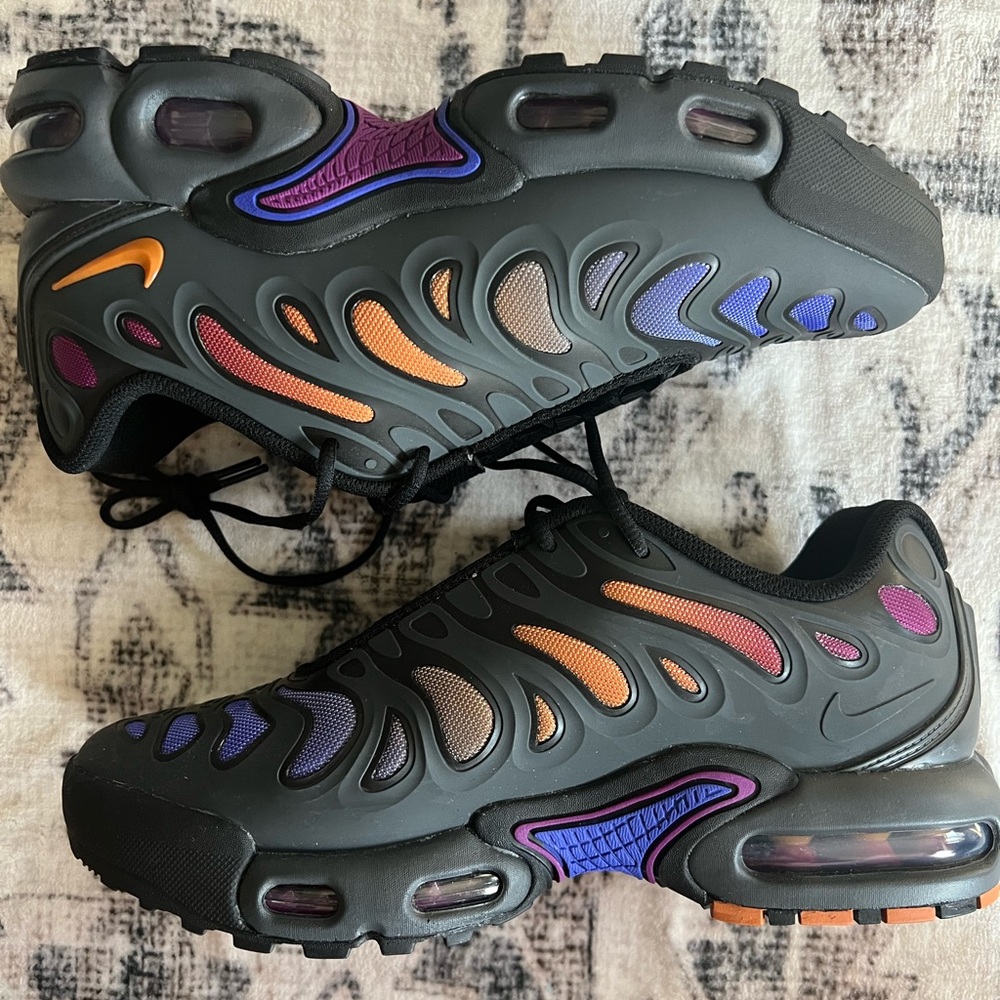 Nike Air Max Plus Drift Grade School Boys' "Anthracite/Monarch/Black/Viotech" - Picture 5 of 9